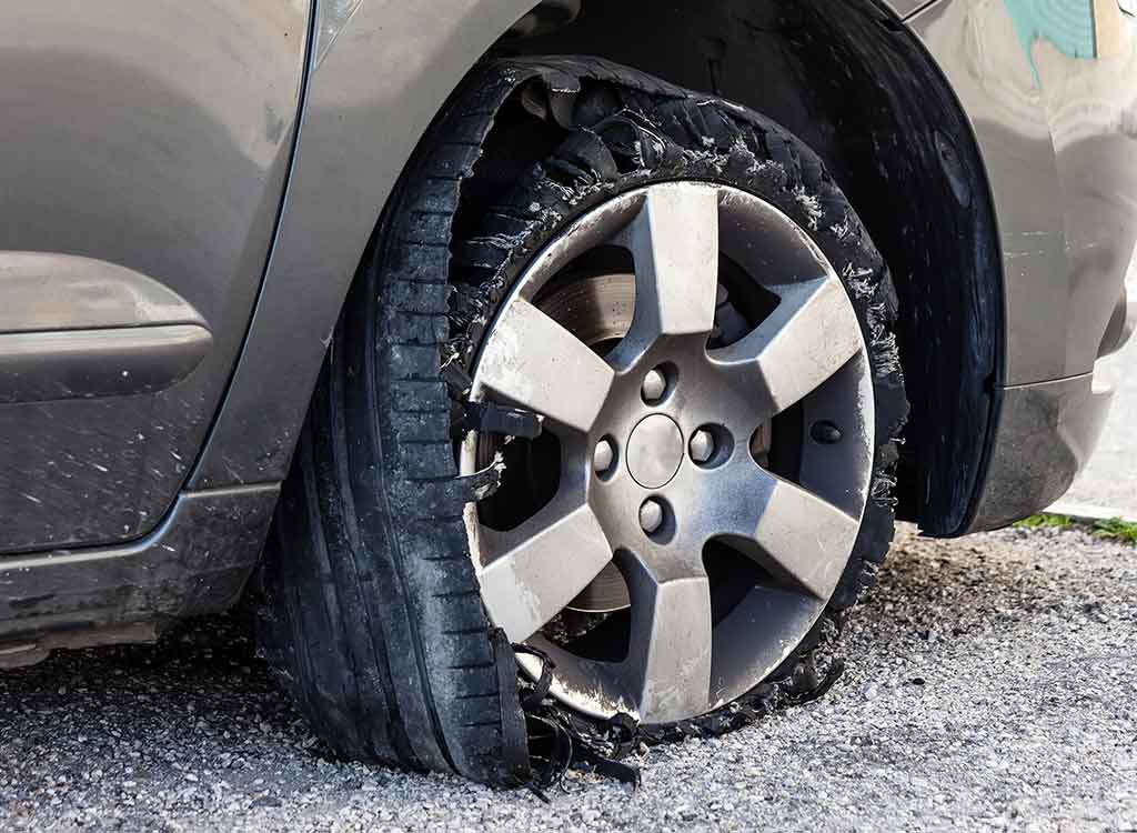 亀裂の入ったタイヤ