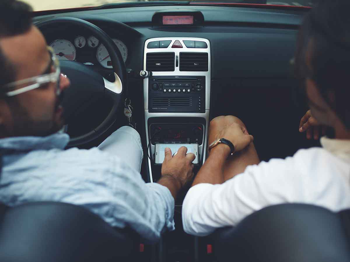 助手席でドライバーをサポートする男性
