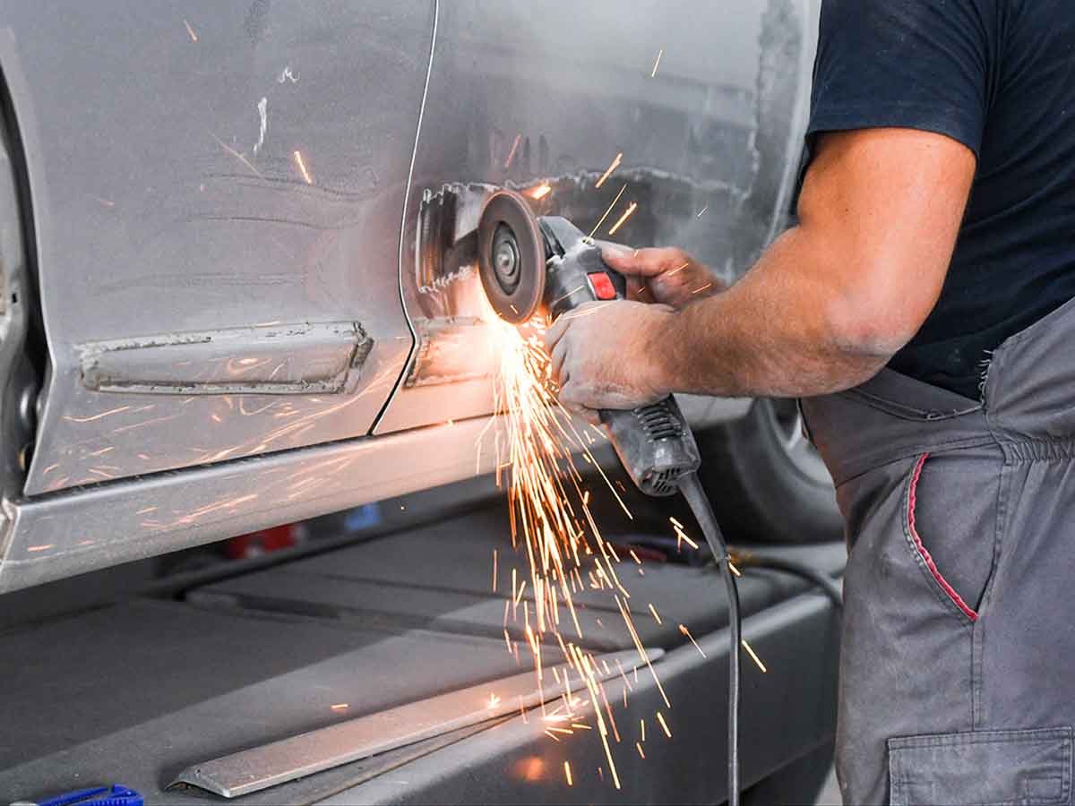 板金修理中の車両