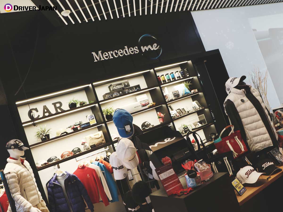 Mercedes me 六本木店のGALLERYコーナーに陳列しているMercedesのアパレル