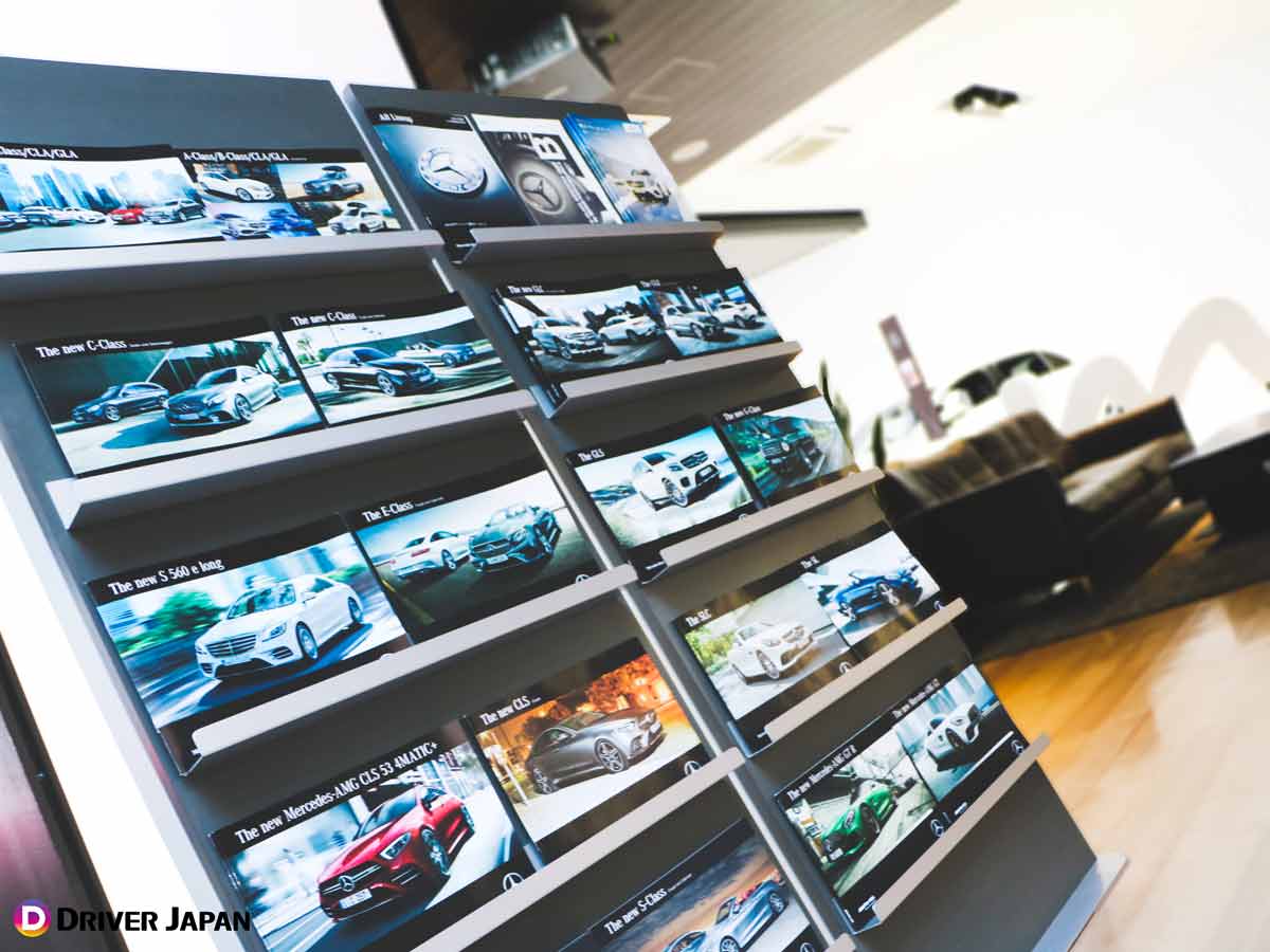 Mercedes me 六本木店のGALLERYコーナーに置いてある車両カタログ