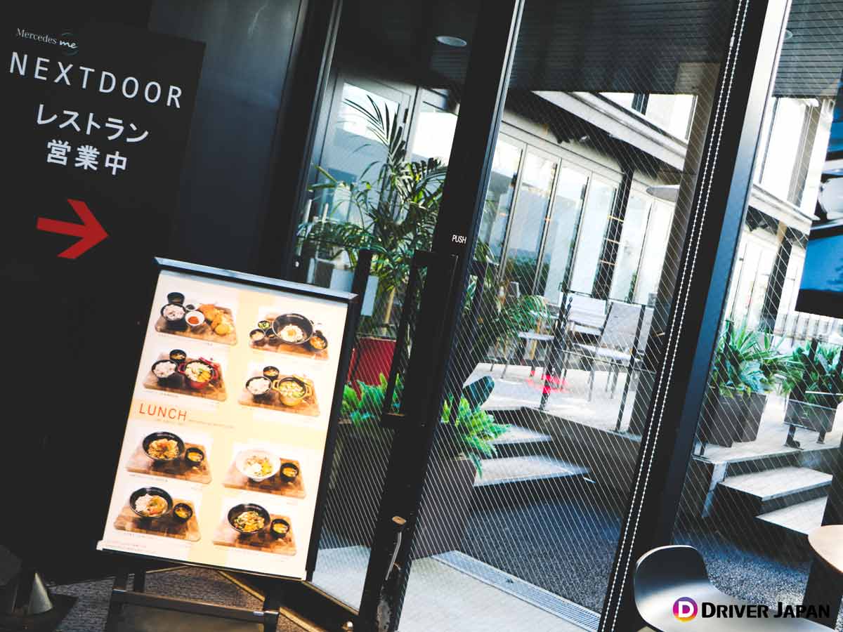 Mercedes me 六本木店のGALLERYコーナーにあるレストラン「NEXT DOOR」の看板」