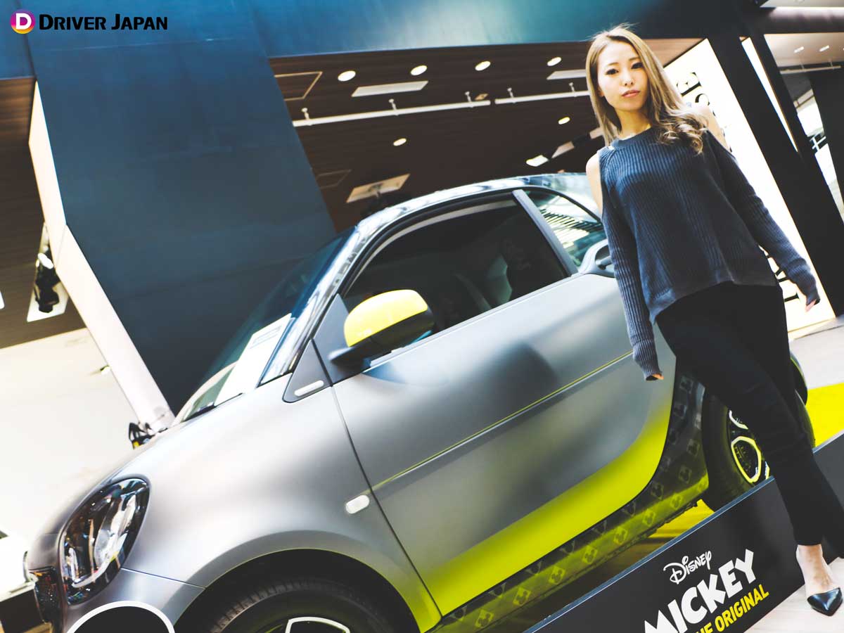 smart fortwo Edition MICKEY THE TRUE ORIGINALに車両立ちするYUKIちゃん