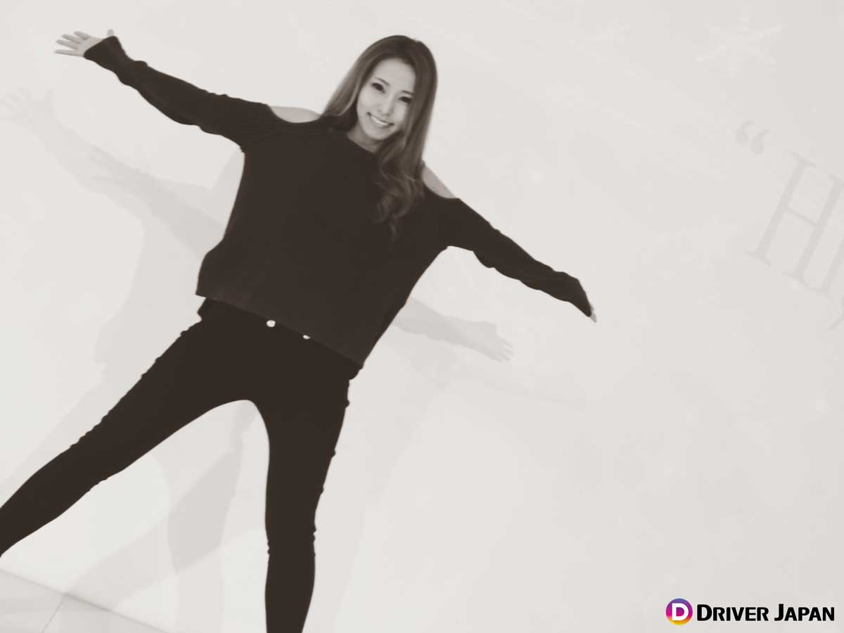 Mercedes me 六本木店のGALLERYコーナーにあるプロジェクターで撮影するYUKIちゃん