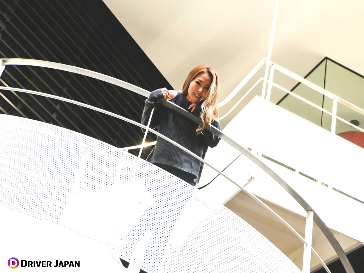 Mercedes me 六本木店の螺旋階段で撮影するYUKIちゃん