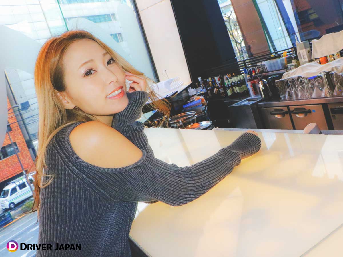 UP STAIRSのbarカウンターで撮影するYUKIちゃん