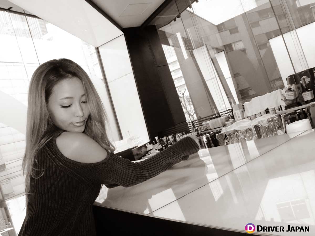 UP STAIRSのバーで撮影に応じるYUKIちゃんの白黒写真