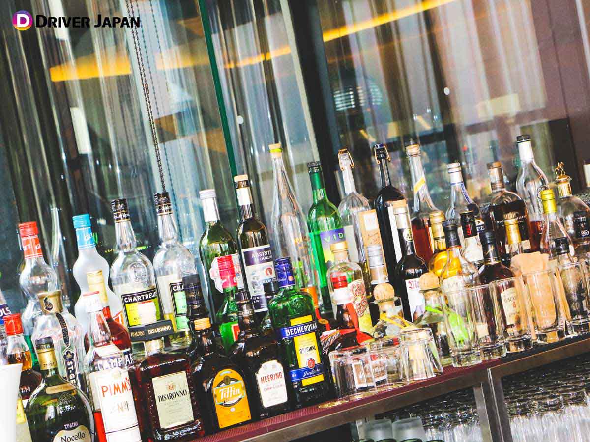 UP STAIRSのbarカウンターに並ぶアルコール類