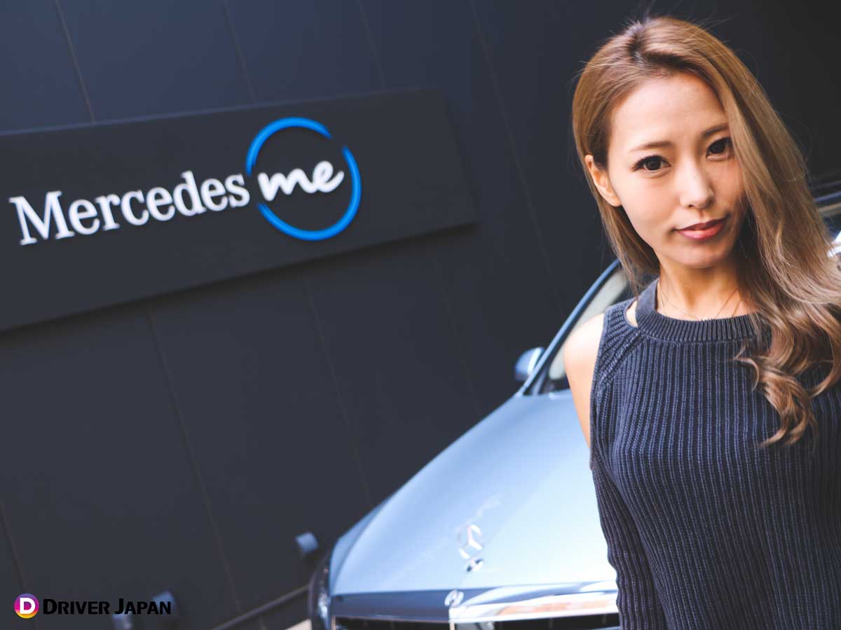 Mercedes me のエントランスに立つYUKIちゃん