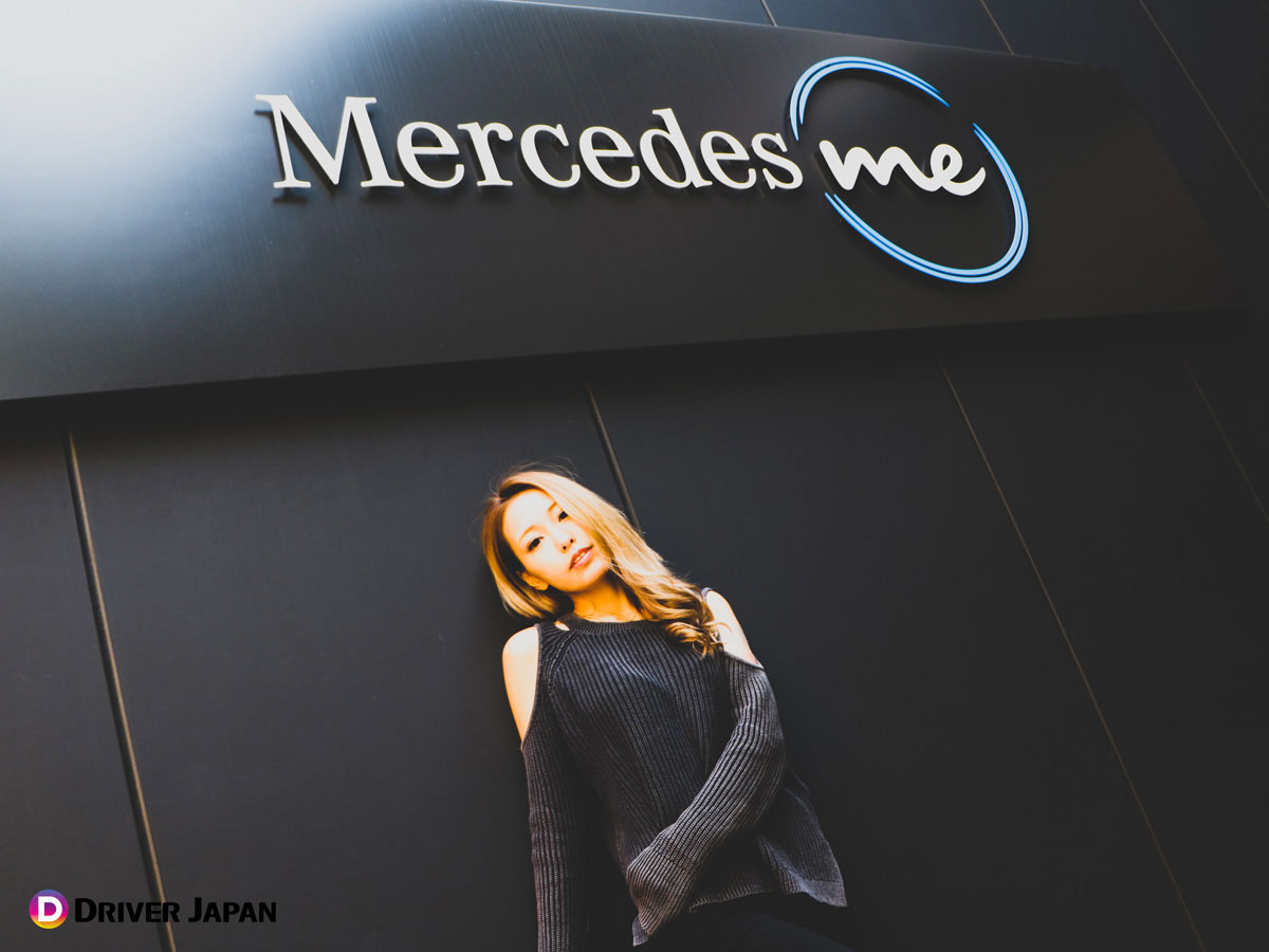 Mercedes me の看板下で撮影するYUKIちゃん