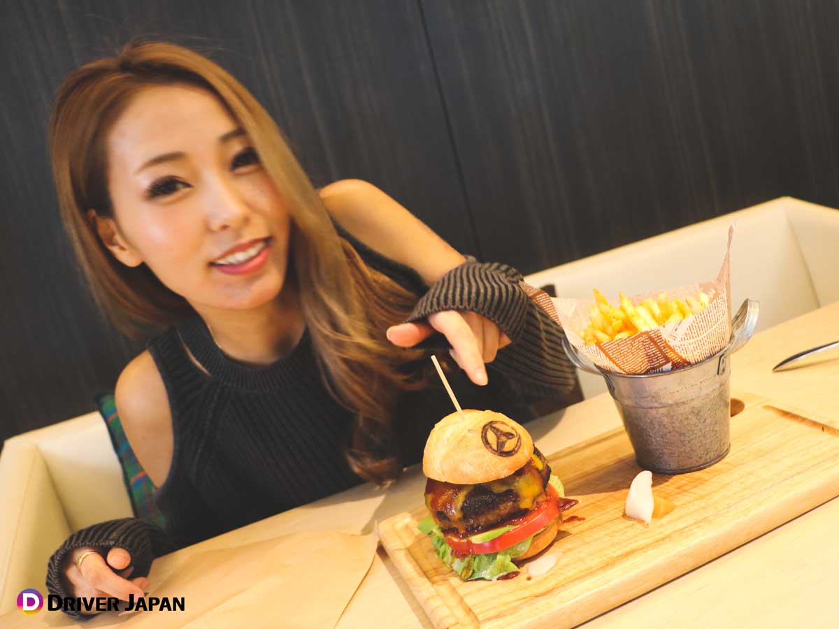 メルセデスバーガーを指さすYUKIちゃん