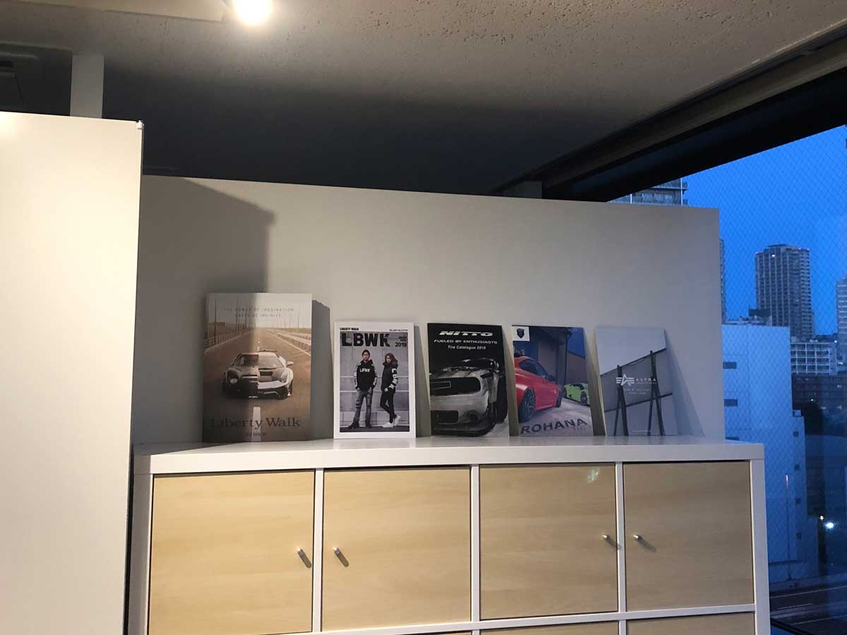 オートサロンでもらったカタログを飾ってみた。