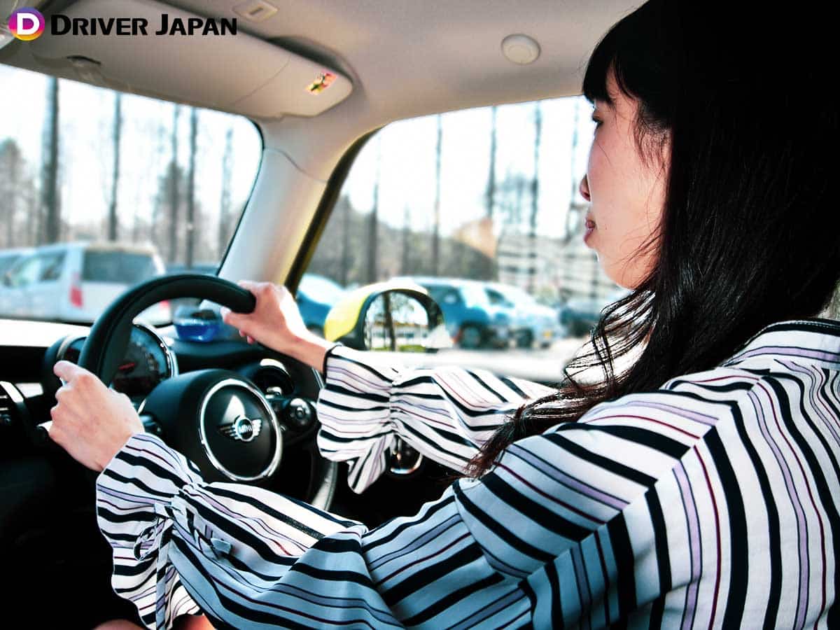 ミニクーパーS (3ドア)のステアリングを握るともちゃん