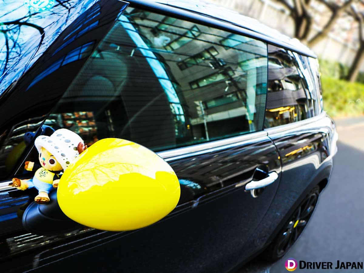 ミニクーパーS (3ドア)の黒のボディと黄色のミラーカバー