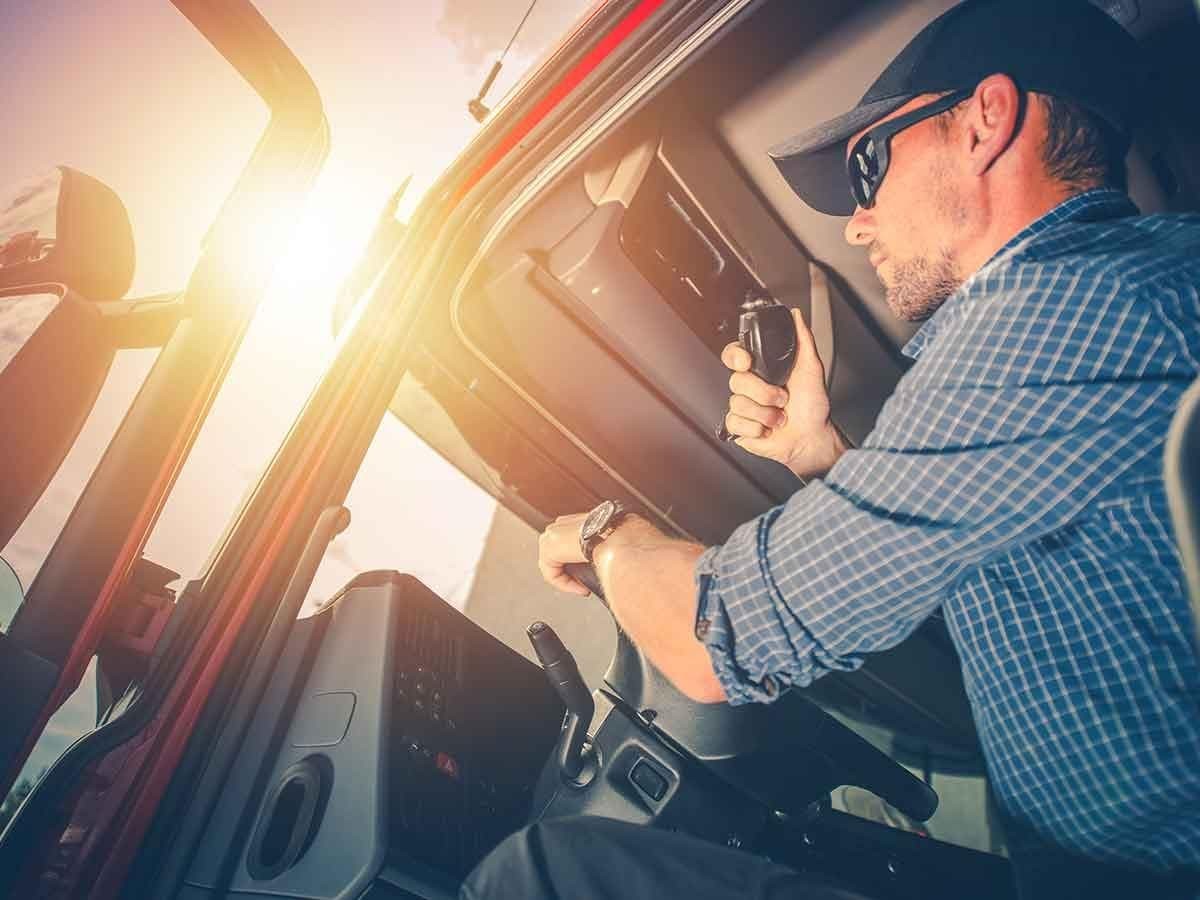 サングラスを掛けたトラックドライバー