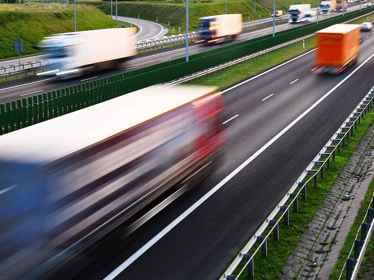 高速道路でスピードを出すトラック