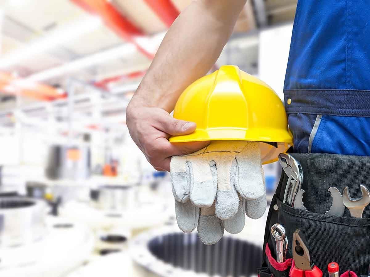 黄色いヘルメットを持った作業員