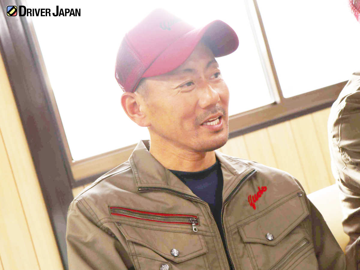 インタビューに答える小嶋さん