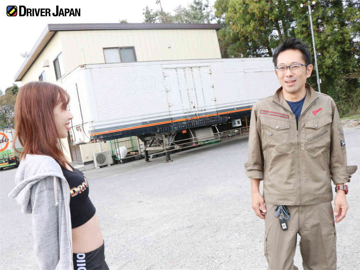 談話中のAZUSAと山下ん