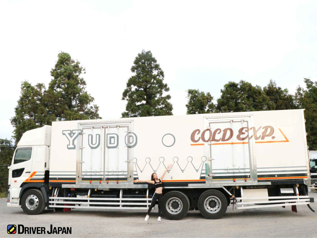 AZUSAとHINO PROFIA（ハイルーフモデル）