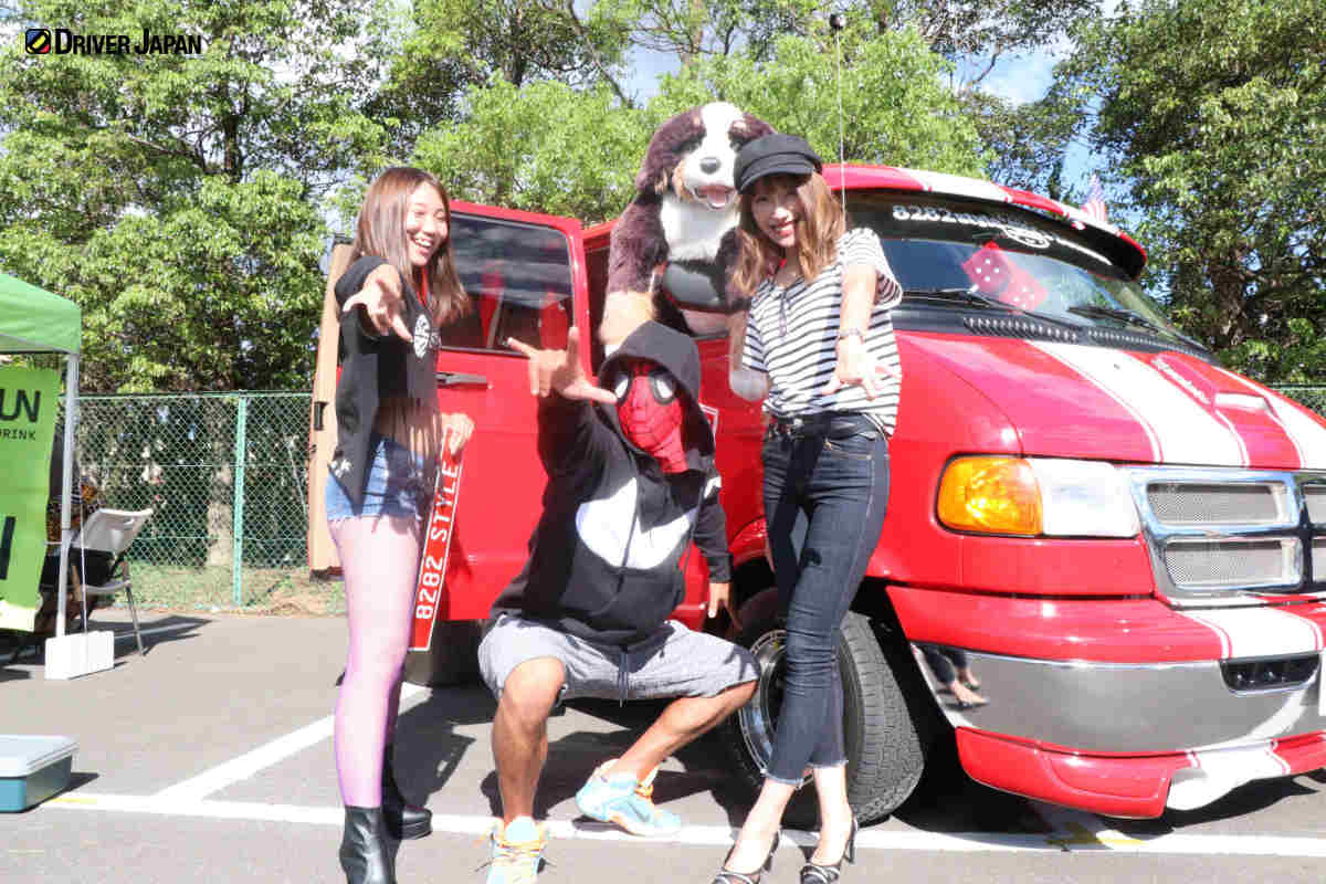 スーパーアメリカンフェスティバルでキャンギャルをしていた八木沢彩香さんとドライバージャパンスタッフ