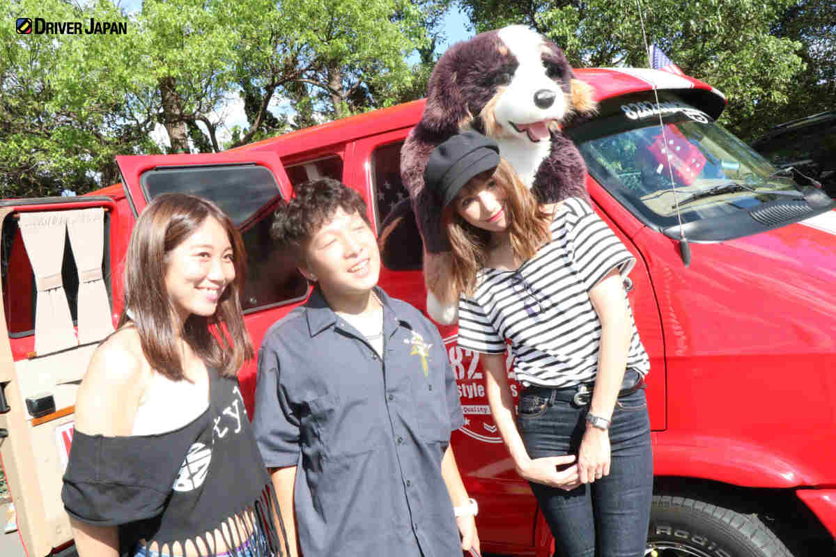 スーパーアメリカンフェスティバルでキャンギャルをしていた八木沢彩香さんとドライバージャパンスタッフ