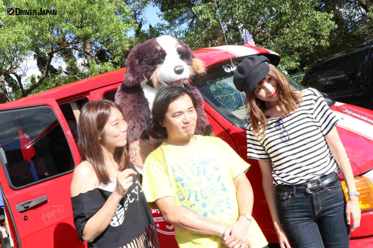 スーパーアメリカンフェスティバルでキャンギャルをしていた八木沢彩香さんとドライバージャパンスタッフ