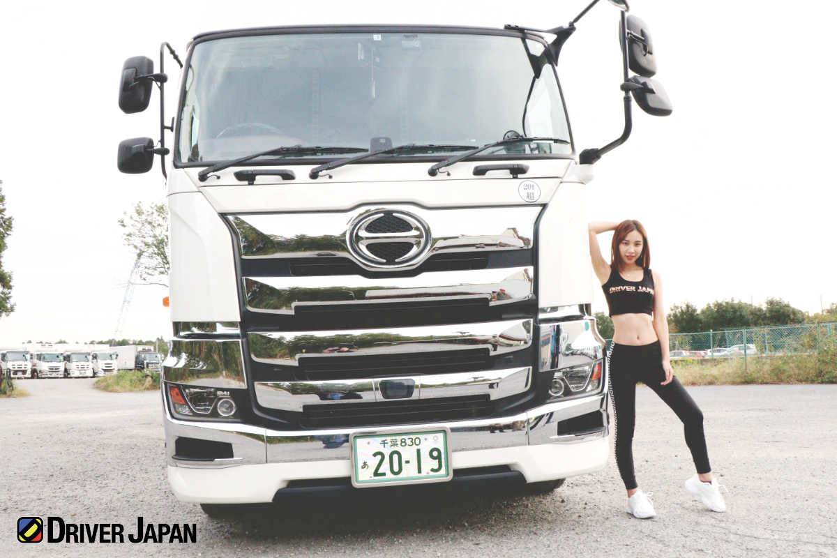 HINO PROFIA(日野プロフィア)ドライバージャパンガールズのAZUSA 株式会社友動運輸敷地内