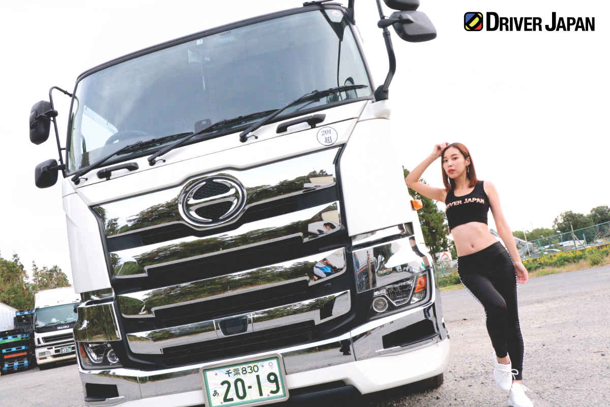 HINO PROFIA(日野プロフィア)ドライバージャパンガールズのAZUSA 株式会社友動運輸敷地内