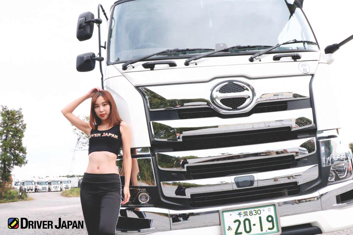 HINO PROFIA(日野プロフィア)ドライバージャパンガールズのAZUSA 株式会社友動運輸敷地内