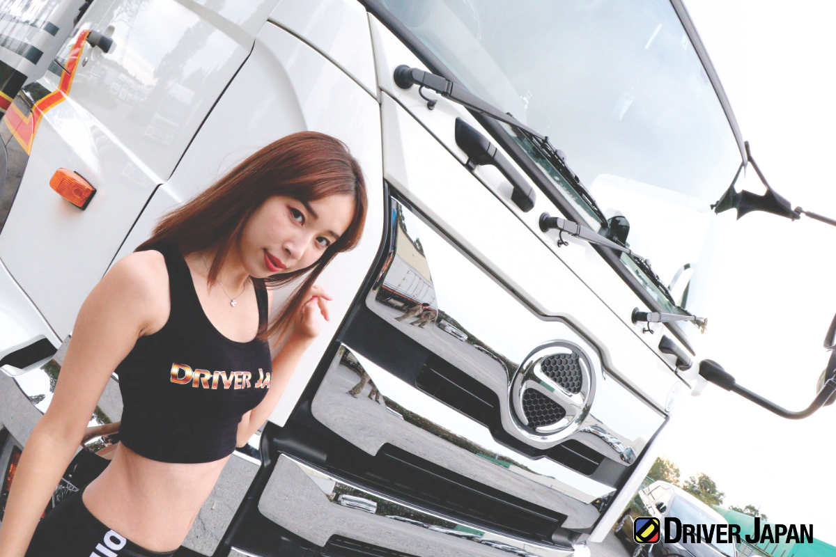 HINO PROFIA(日野プロフィア)ドライバージャパンガールズのAZUSA 株式会社友動運輸敷地内