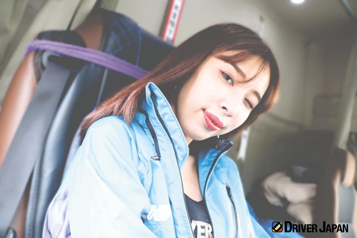 HINO PROFIA(日野プロフィア)の運転席に座るドライバージャパンガールズのAZUSA 株式会社友動運輸敷地内