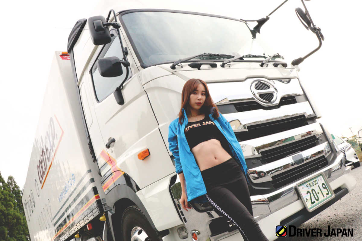 HINO PROFIA(日野プロフィア)ドライバージャパンガールズのAZUSA 株式会社友動運輸敷地内