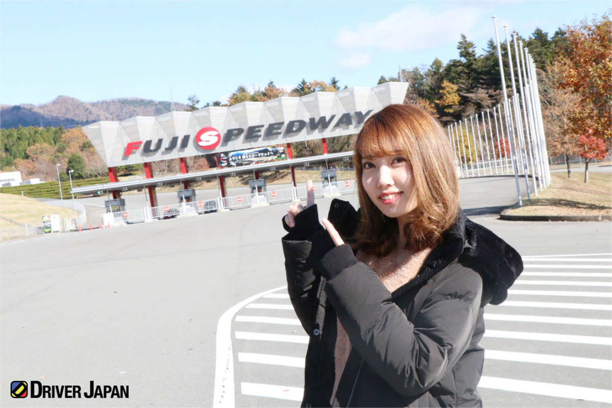 富士スピードウェイでポーズを取るYUIKA
