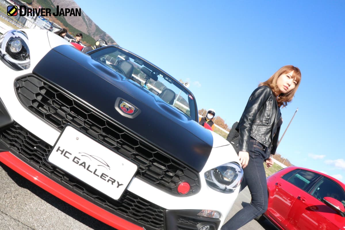 アバルト スパイダーに車両立ちするYUIKA