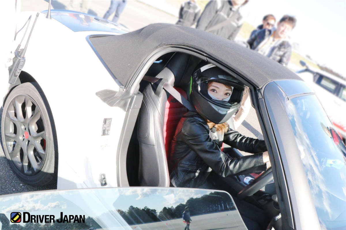 大人の教習所2.0でアバルト スパイダーの運転席に乗車するYUIKA