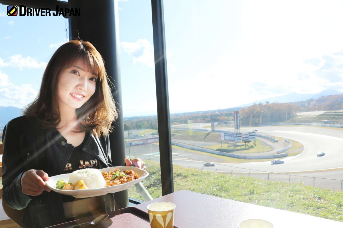 富士スピードウェイにあるレストランでランチを取るYUIKA