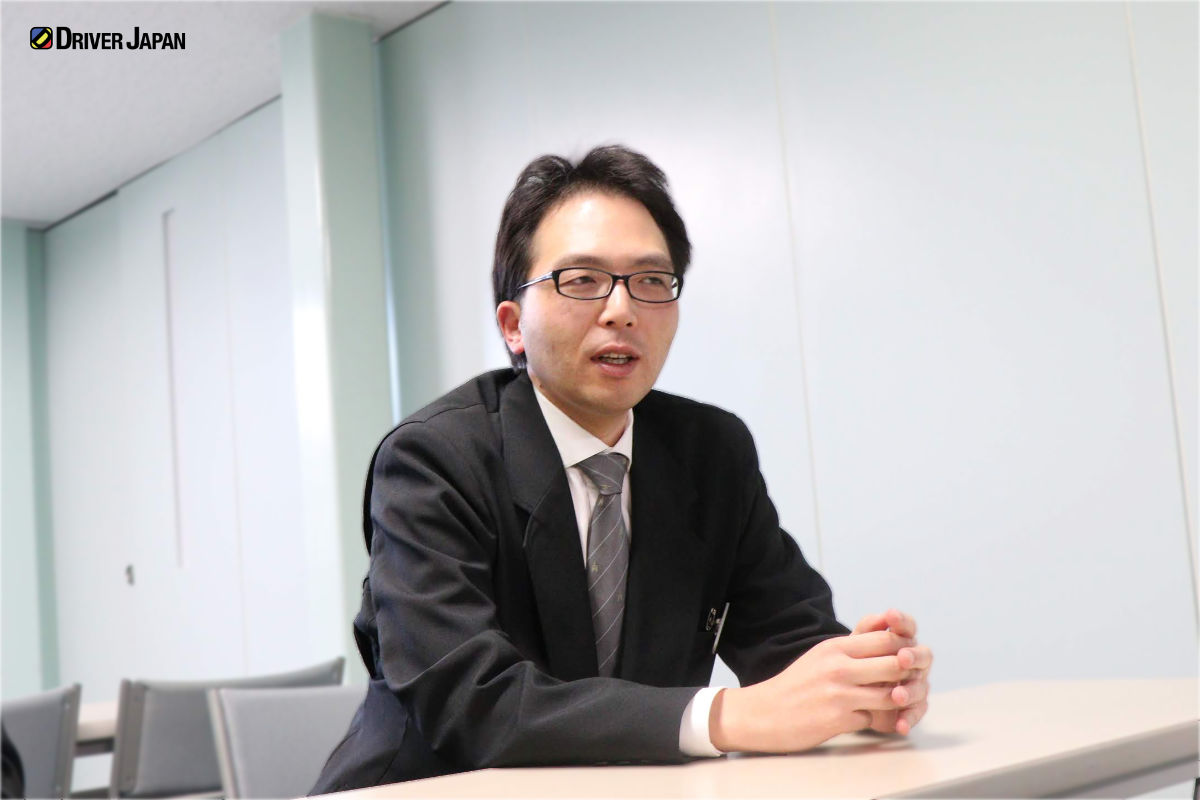 質問に答えるタクシー運転手の河畑さん