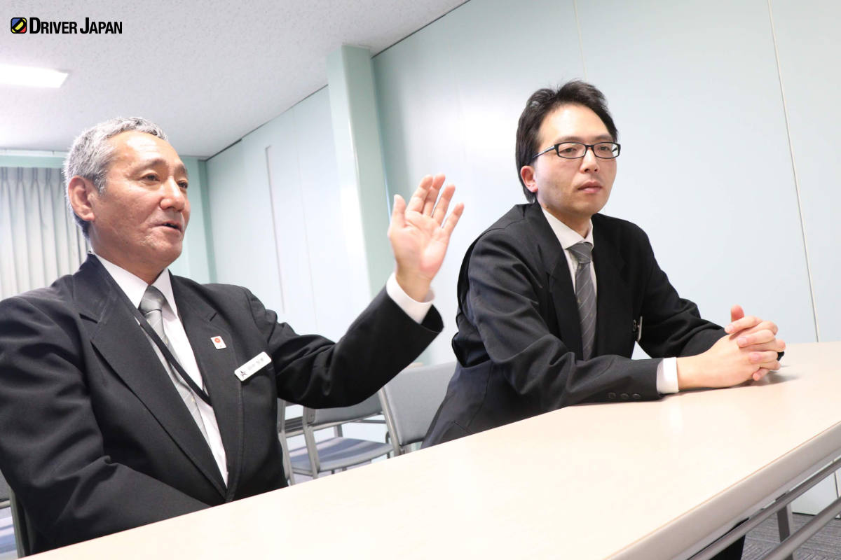 タクシーで稼ぐコツを教えてくれる田中さんと河畑さん