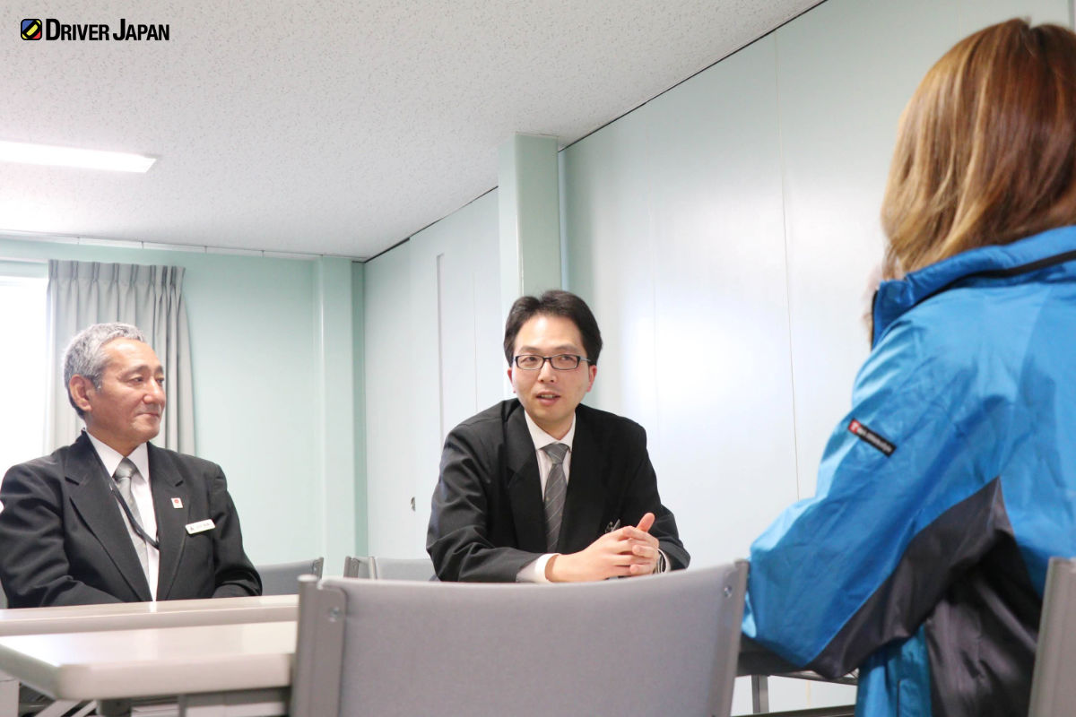 質問に答えるタクシー運転手の河畑さんと田中さん