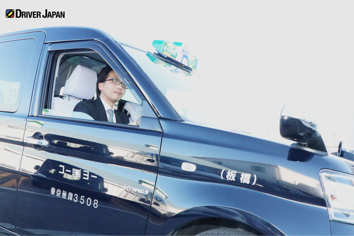 タクシーに乗る河畑さん