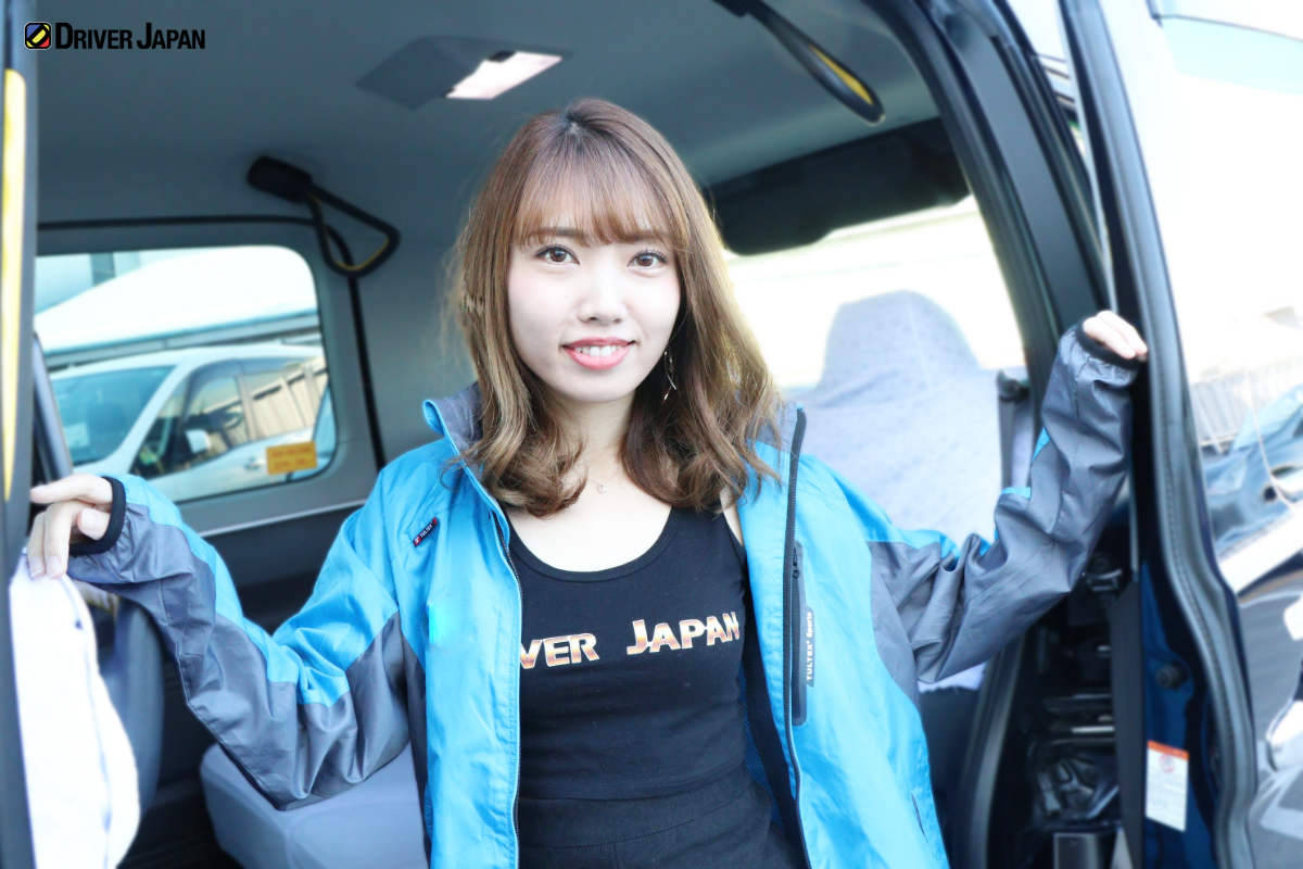 タクシーの座席に座るYUIKA