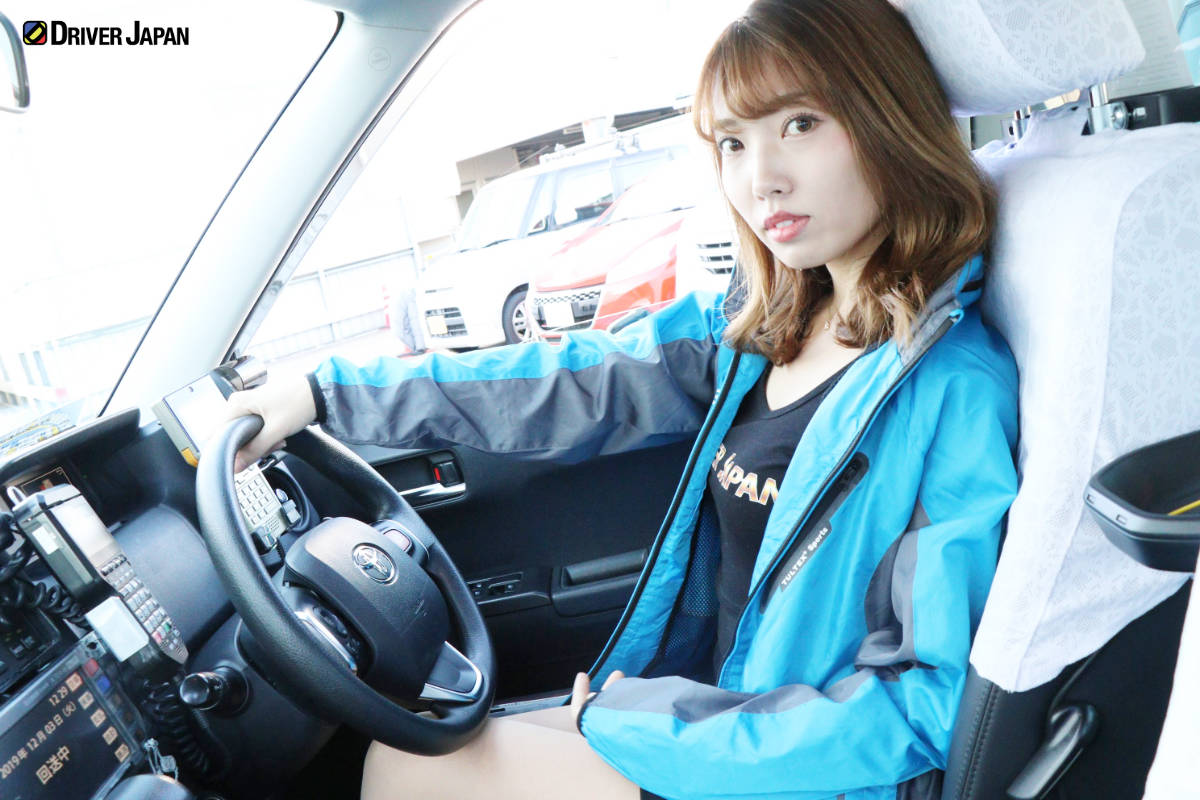 タクシーの運転席に座るYUIKA