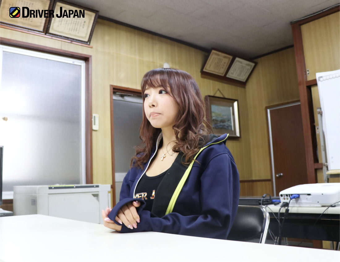 互助交通の現役タクシードライバーにさんに質問をするドライバージャパンガールズYAYOI