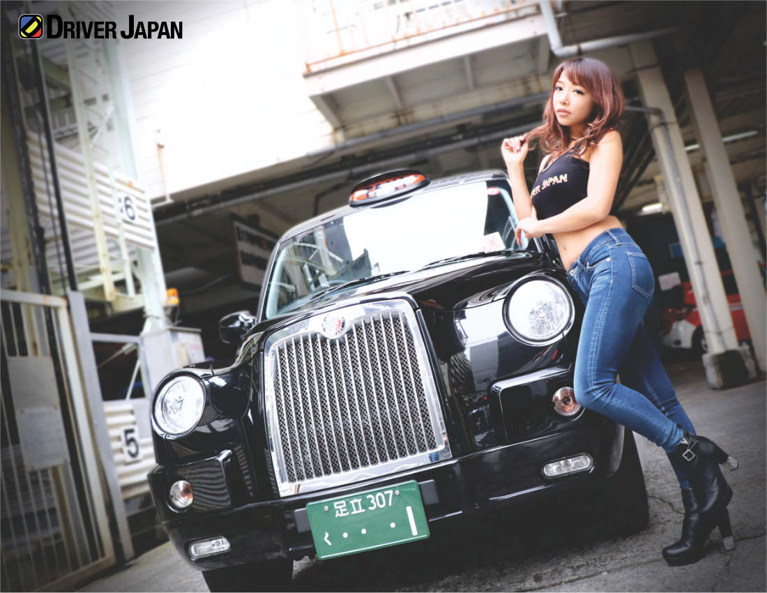 互助交通さんのロンドンタクシーに車両立ちするYAYOI