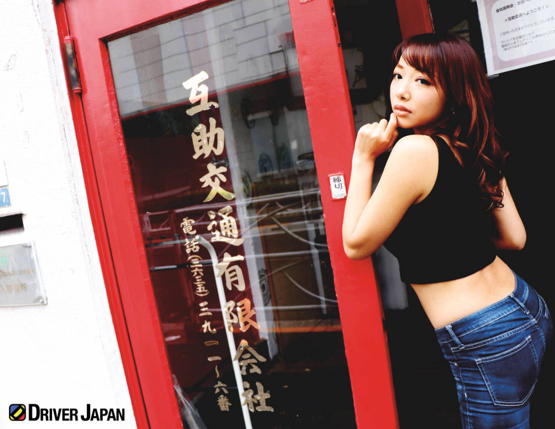 互助交通有限会社の玄関でポーズを取るYAYOI