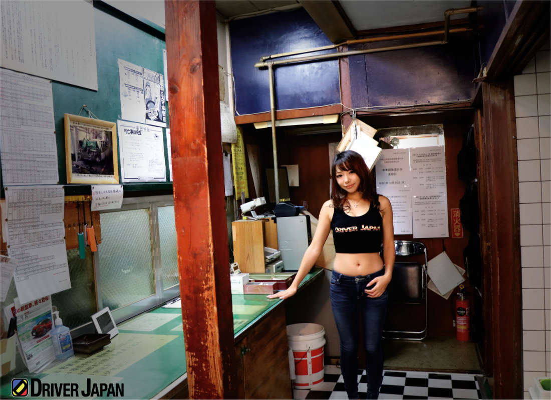 互助交通有限会社の事務所の受付でポーズを取るYAYOI