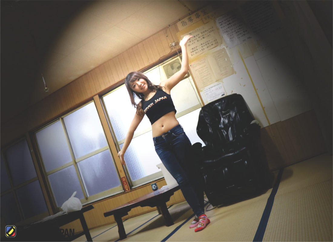 互助交通有限会社の休憩室でポーズを取るYAYOI