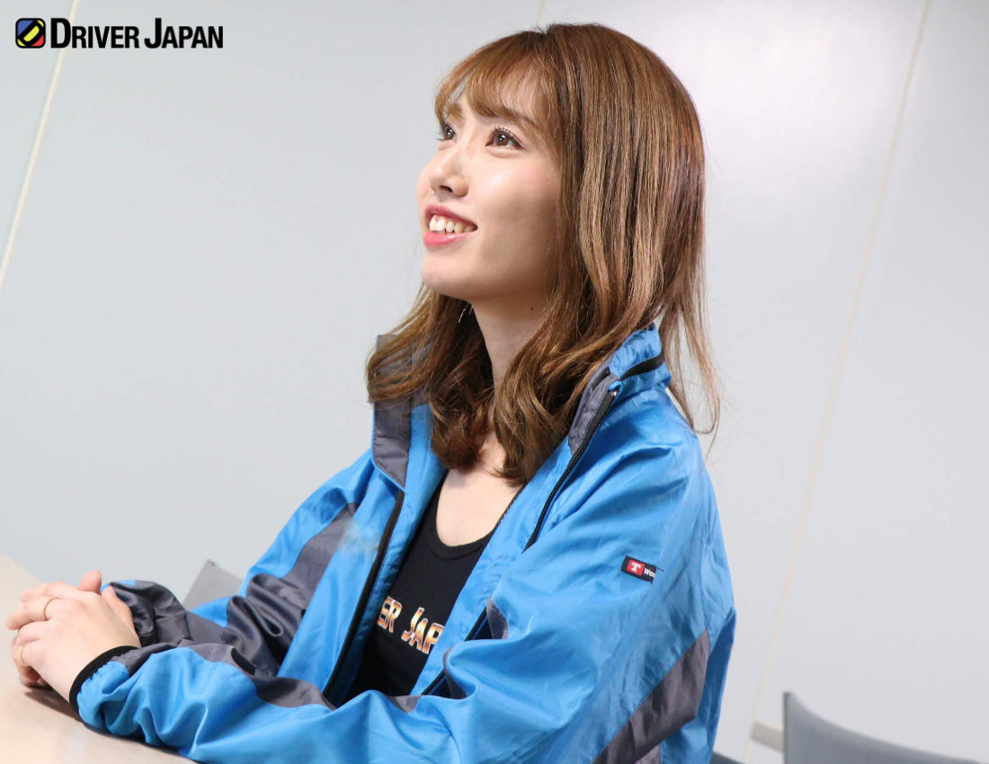 光洋自動車さんの取材で質問をするYUIKA