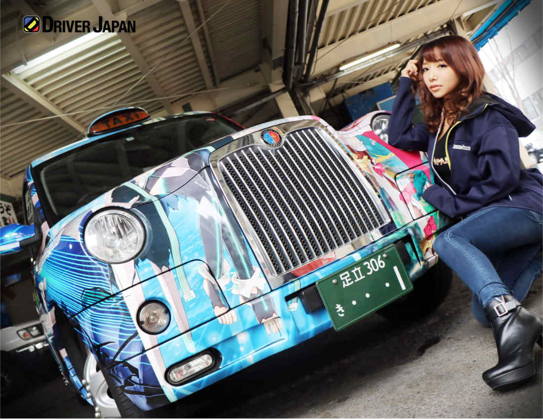 互助交通さんの痛車仕様のロンドンタクシーに車両立ちするYAYOI